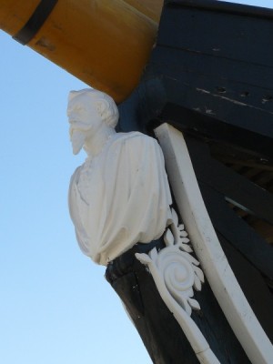Tiene un mascarón muy fino,  el busto de un señor...presumiblemente el Rey Fernando II