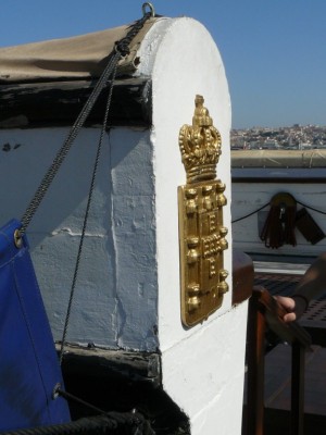 Se accede por el porton de babor. Esta flanqueado por dos escudos de Portugal latonados. He observado que es típica del XIX decoración en este punto