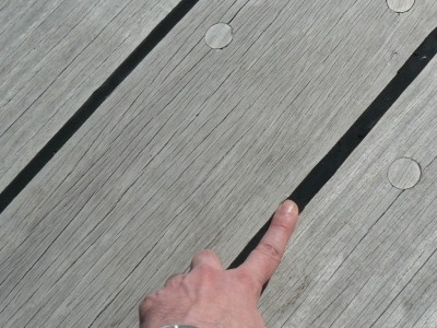 La cubierta lleva tapones y la llaga del calafateado es aproximadamente de 2 cm. Pongo mi dedo de referencia