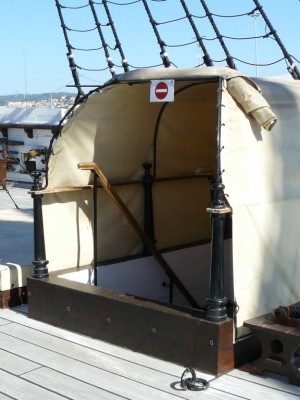 Escotilla para acceder al puente de la batería con su toldo
