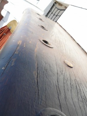 Este es el mismo visto muy de cerca. Cada orificio para las cabillas va reforzado con un ojo de metal