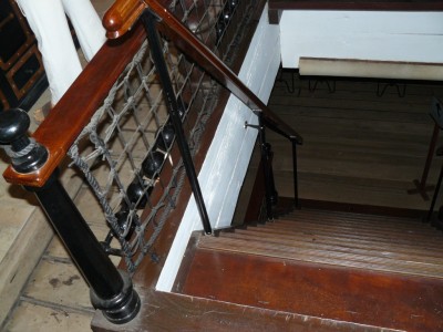 El acceso es por las escaleras de la escotilla, hay dos habilitadas a proa y a popa, se sube por una y se baja por otra