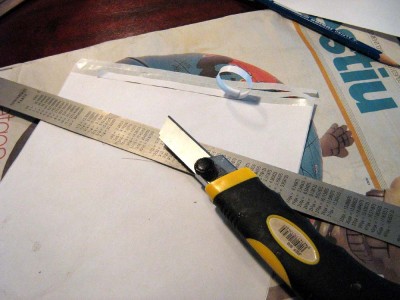Lo ideal es utilizar esparadrapo de papel, ya que su pegamento es mejor, pero hay lo he hecho de papel adhesivo para etiquetas de impresora.<br />Se corta una tita de unos 5mm.