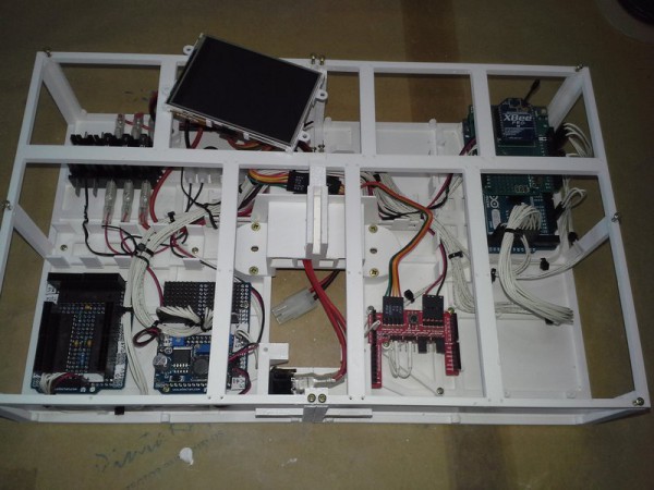 Pantalla Lcd y parte del cableado de interconexión de la electrónica.