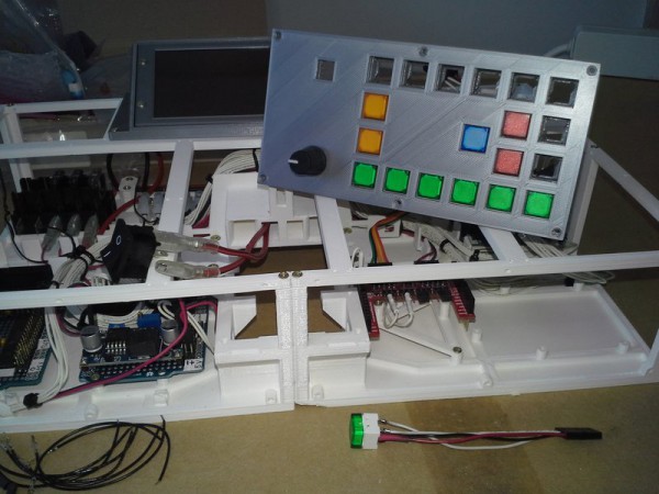 Panel de control de motores a medio completar.