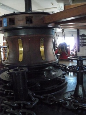 Es un cabretante magnifico, de gran tamaño, en madera con refuerzos de hierro y latón o bronce