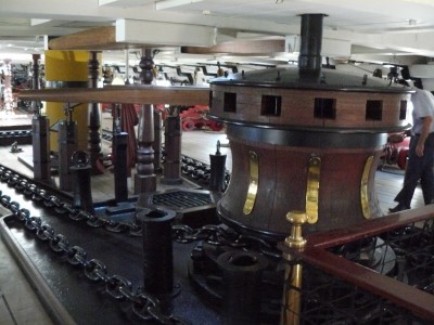 El cabrestante, con el conjunto de la cadena y roldanas para conducir ésta