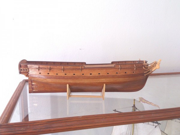 Apertura de las portillas de ventilación, al modo del modelo de fragata mercante de la colección del Museo Naval de Madrid.