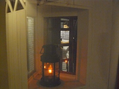 Esta es la caja de luces.... para iluminar la santabarbara, los faroles se situan en una habitación contigua separados por rejillas
