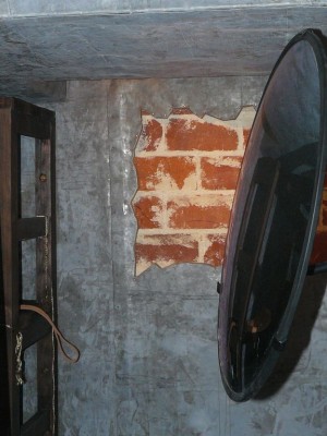 Hay un corte en la pared de la santabarbara para apreciar que va en ladrillo recubierta de plomo entera