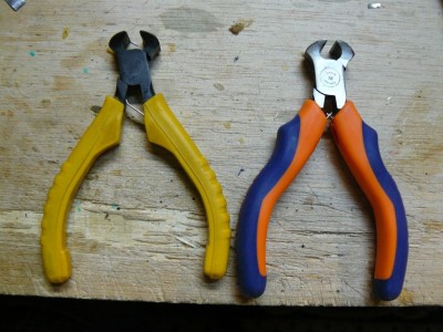 Dos alicatas, a la izquierda de amarillo unos Ferricor de 24 €. A la derecha (naranja y azul) unos Dexter de Leroy Merlin de 14€ EL JUEGO DE SEIS