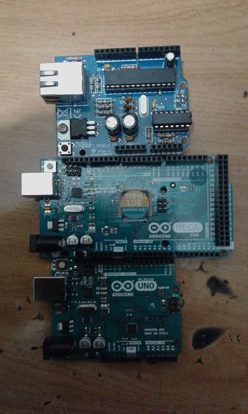 El Arduino Mega 2560, es el de en medio