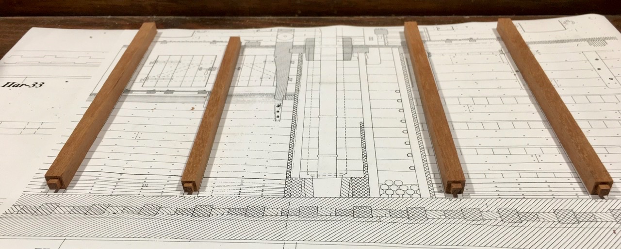 Después de preparar los cuadradillos del tamaño adecuado, hacemos en la base ese pequeño tetoncillo que se insertará en la contraquilla