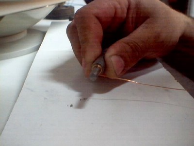 Enrrollo el alambre un un fierrito con el diametro necesario para dar la curvatura de la pieza
