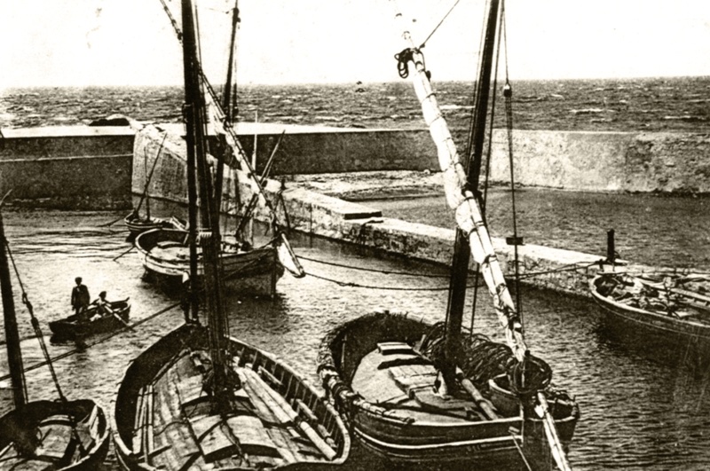 Faluchos tarifeños en el &quot;muelle de la isla&quot; hacia 1900