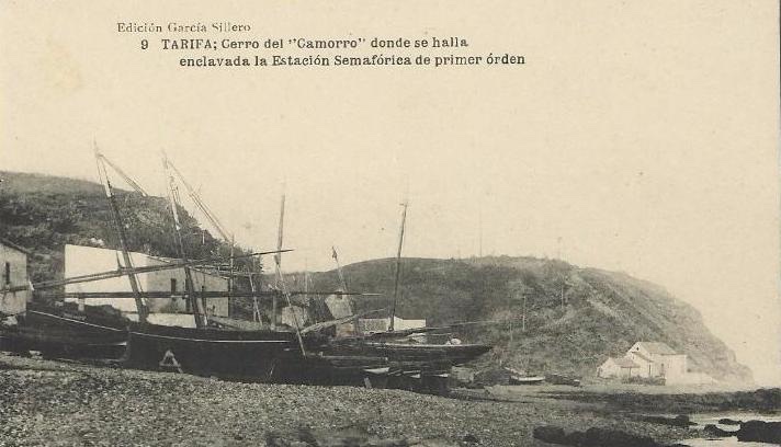 En esta foto se ven de nuevo faluchos de Tarifa, varados en la playa (seguramente habría viento de poniente). En alguno se puede apreciar una popa redondeada. A esos tipos allí se les llamaba &quot;poparreonda&quot;.