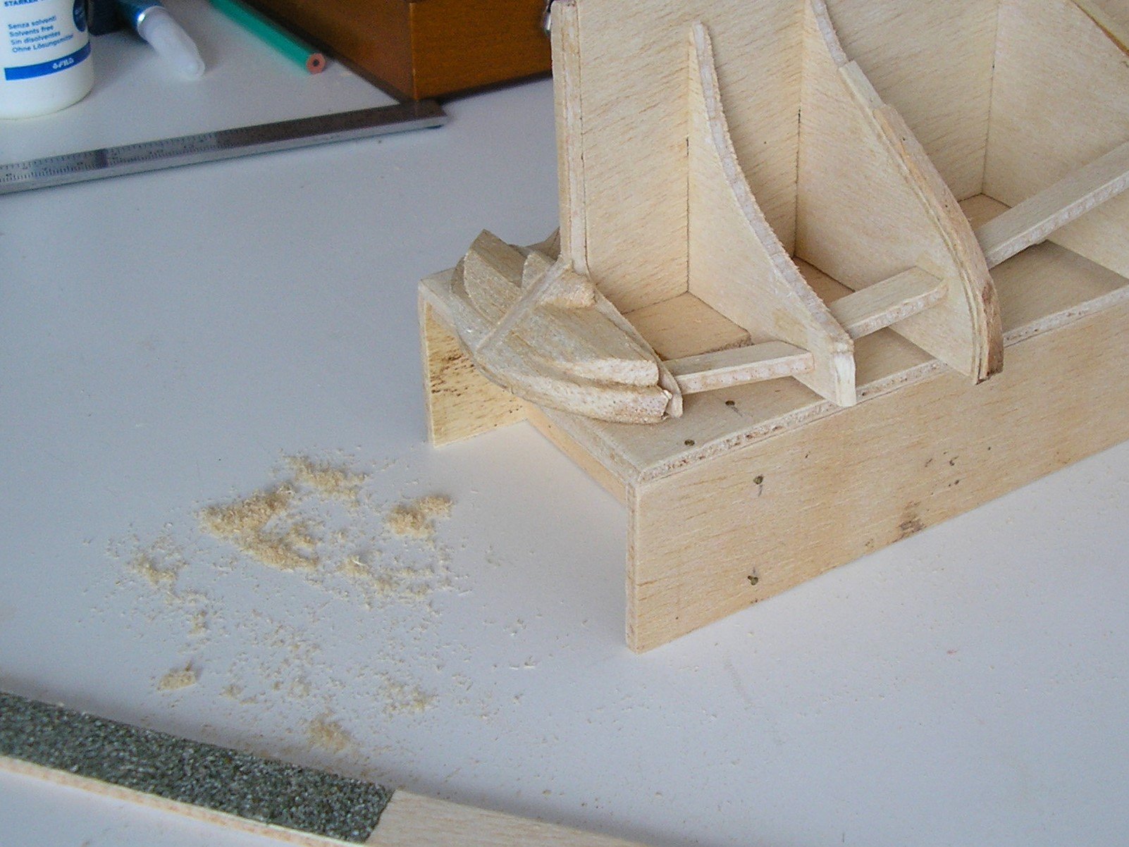 Para conformar la popa, unos trocitos de madera de balsa, donde asentarán las tracas.