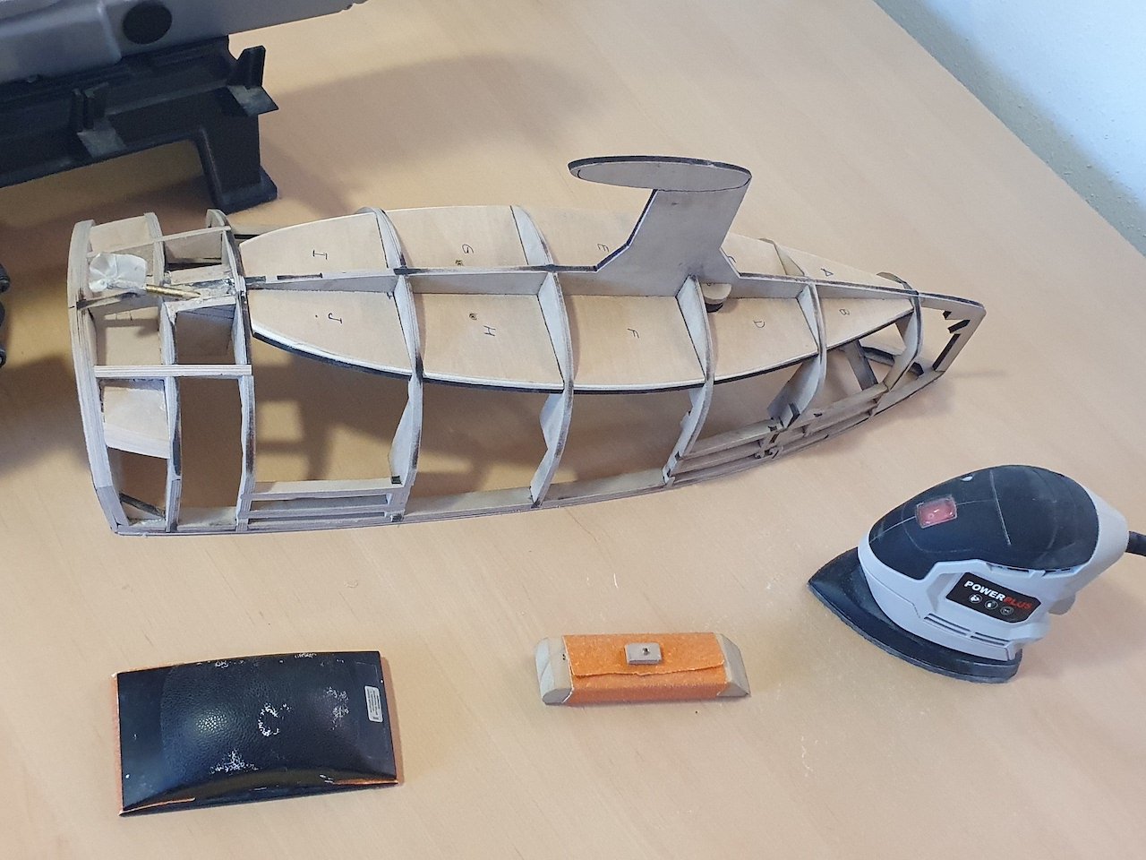 Re: Velero moderno 9m, escala 1/15 de newmodelships