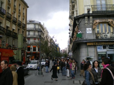 Esta es la C/ MAYOR, por aquí os teneis que meter. Foto tomada desde la salida del Metro