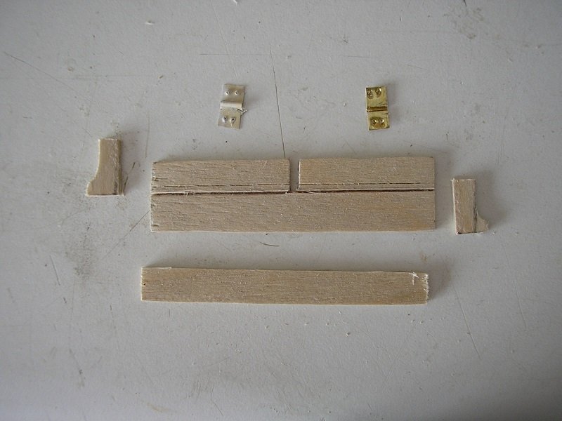 Para las cajas de Chalecos salva vidas, un frente, dos laterales y la tapa, todo en contrachapado de 2 mm. las bisagras en lámina de estaño de 0.2 mm. el &quot;gozne&quot; simulado doblando la chapita sobre un alfiler apoyado en la mesa y presionando a ambos lados del alfiles; los &quot;tornillos&quot; los simulo presionando por el revés con la punta de una tijera sobre una madera.