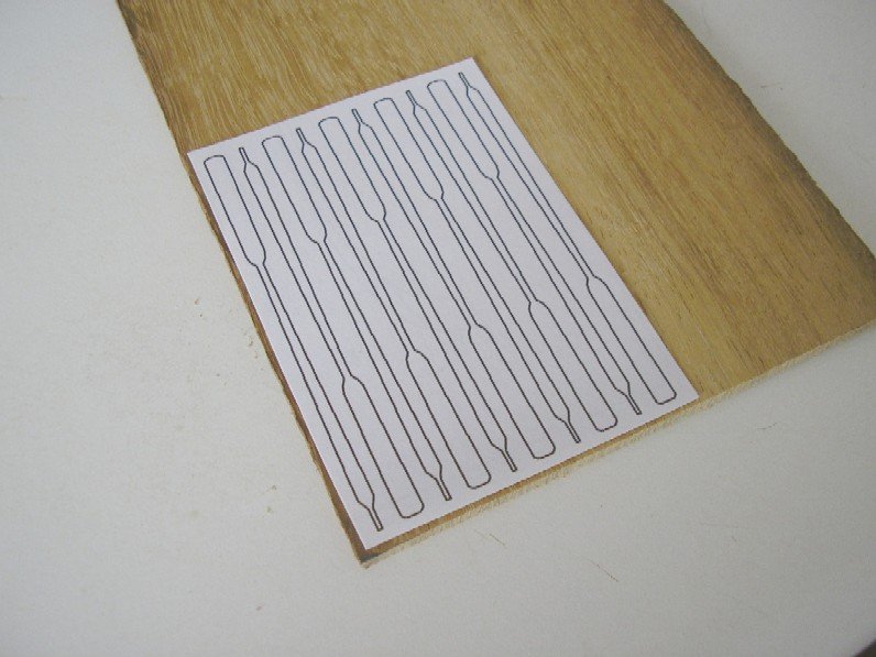 Un dibujito de los remos pegado sobre madera de iroco de 4 mm