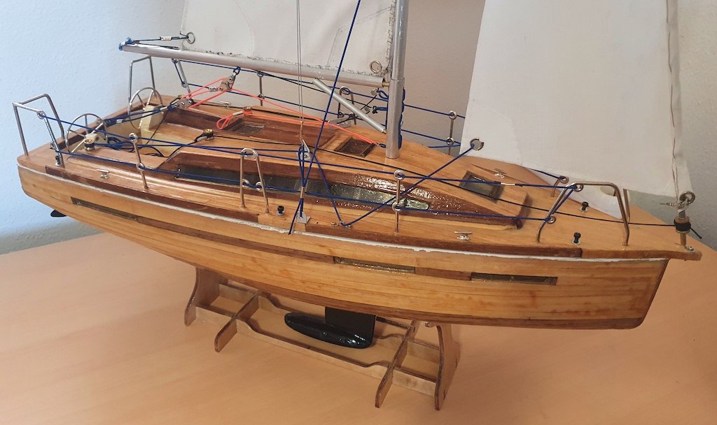 Re: Velero moderno 9m, escala 1/15 de newmodelships