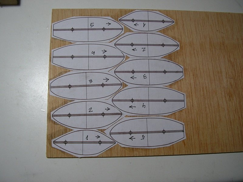 Las plantillas recortadas y pegadas sobre contrachapado de embero de 4 mm de espesor.