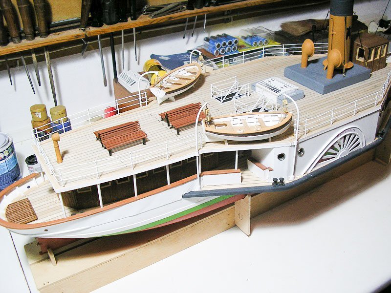 Aspecto de los botes con sus pescantes. éstos, están hechos con alambre galvanizado de 2 mm. Los aparejos, con sobrantes de anteriores modelos