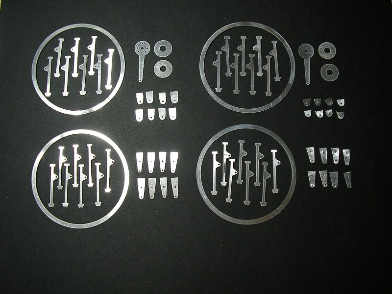 Esto es todo el material cortado en aluminio de 0,5 mm.<br />Aquí si quiero comentar algo más explícitamente: en principio, comencé recortando a mano con pelo de segueta y el resultado, más que mediocre, me pareció desastroso, entre otras cosas porque los pelos que hay en el mercado local no son lo suficientemente finos para ese trabajo, así que pregunté a un joyero donde compra pelos adecuados y aparte de darme la información se ofreció a cortarme él las piezas con su máquina de láser y vi el cielo abierto. Y ahí están... perfectas.