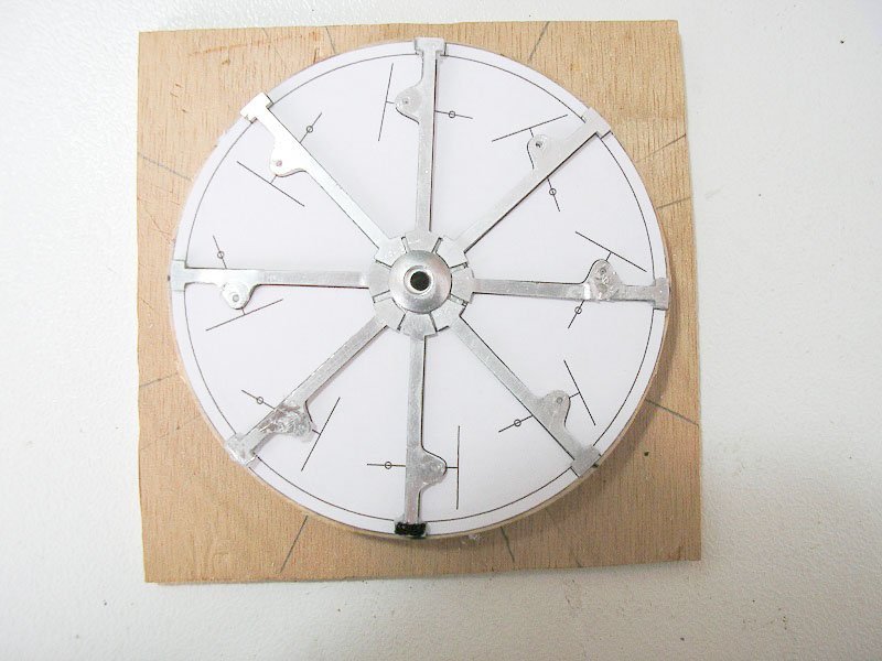 Colocación de los radios; lleva un disco central encolado al buje y los radios encolados al disco. Uso pegamento de cianocrilato.