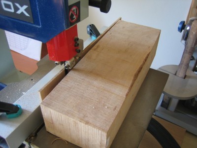 Es madera densa pero se corta bien. Voy a usar esta madera para la cubierta y el forro interior de las amuras superiores