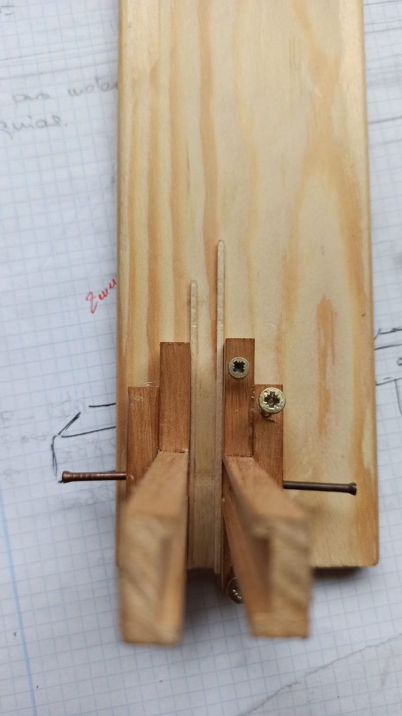 las dos guias distan en la parte interna 8mm. La herramienta tiene 12 mm, es la medida que nos da de  los dos canales fresados en las guias de 2 mm, la distancia de los listoncillos de 5 mm y su anchura de 1´5 x 2