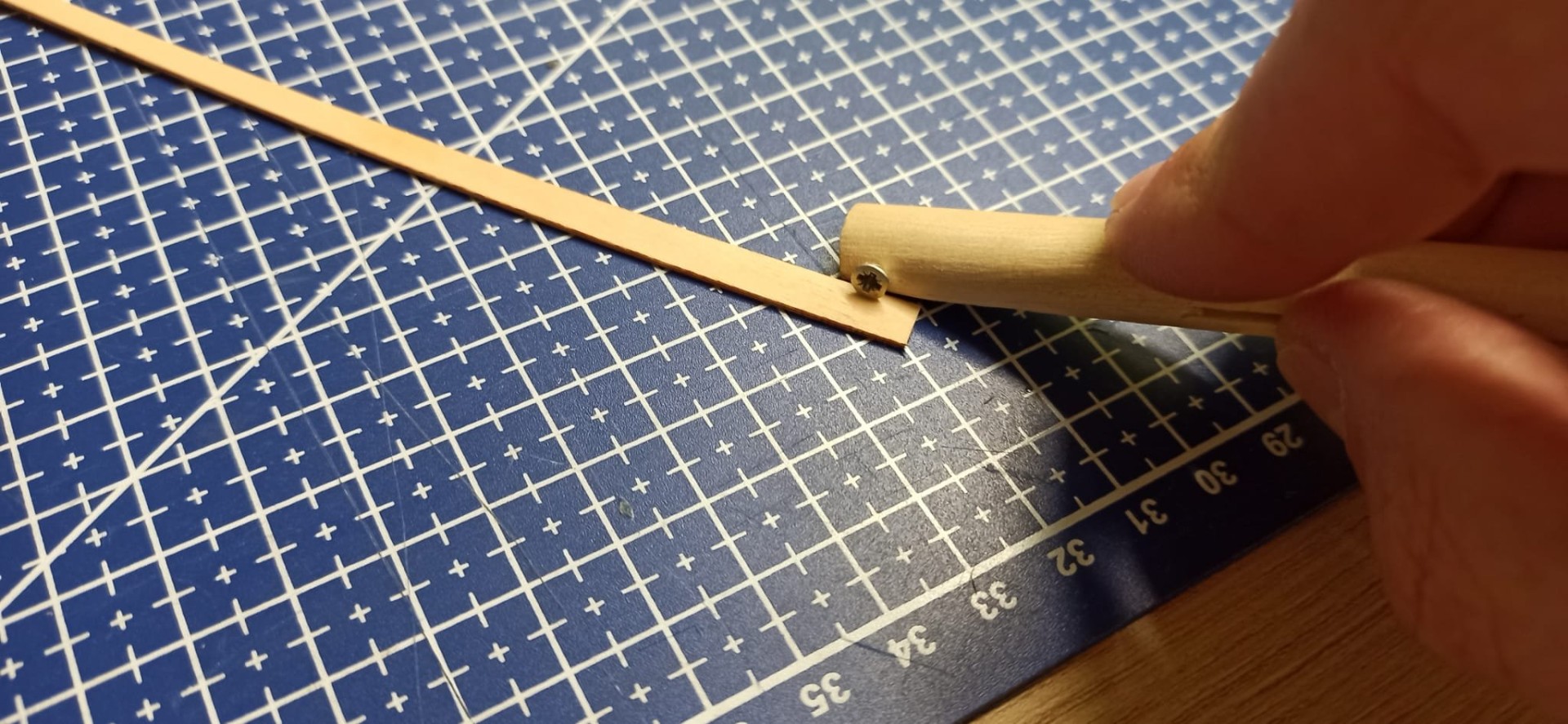 Con esta herramienta de suma precisión y diseño innovador, le hago el rebaje que cada traca lleva a lo largo.