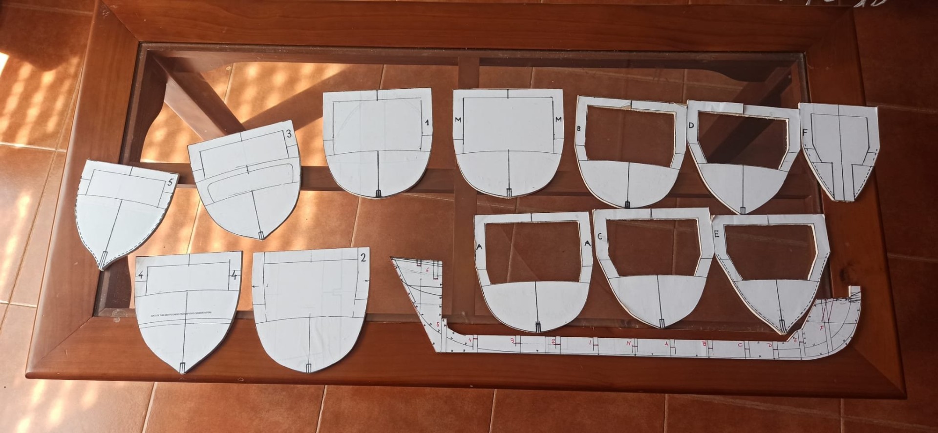 Sobre el tablero de contrachapado se pegan las fotocopias a tamaño 1:1 con pegamento de barra