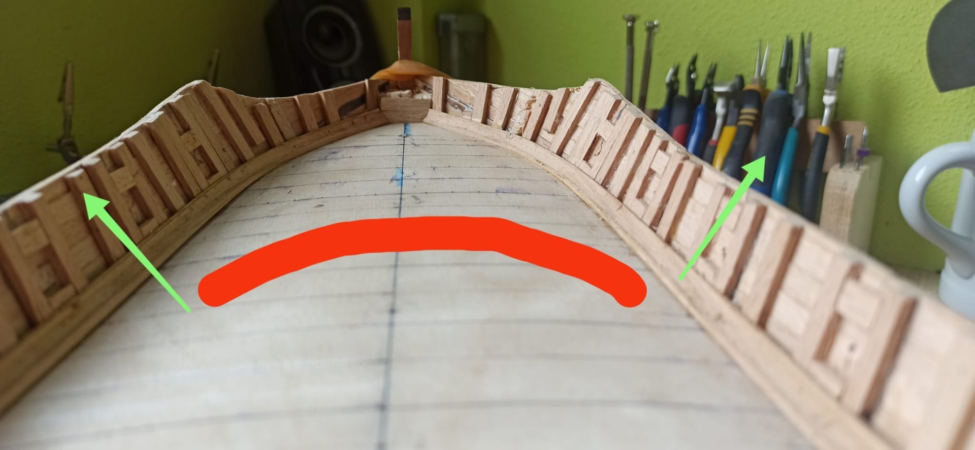 Añadimos encima la curvatura en ambos ejes de la cubierta, lo que hace que el cuadradillo con la forma le cueste asentar bien
