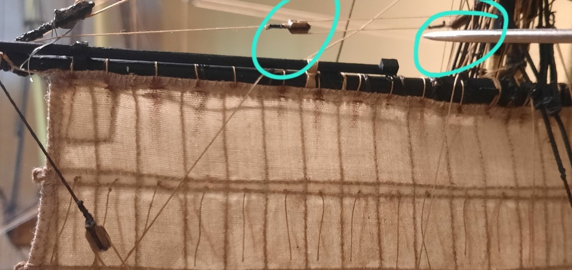 EL OTRO AL EXTREMO A UN MOTON. POR DONDE PASA EL PRIMER PALANQUIN, QUE SE ARREIGA AL SEGUNDO MOTÓN, EL CABO PASA POR EL MOTÓN DE LA IZQUIERDA DESPUÉS POR EL DE LA DERECHA Y BAJA A CUBIERTA A OTRO PALANQUIN.