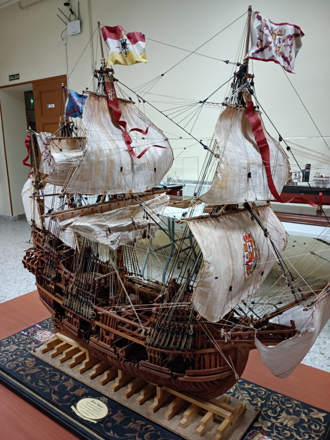 Ramon Olivenza con su  Galeón Español de la Carrera de Indias; expuesto pero fuera de concurso