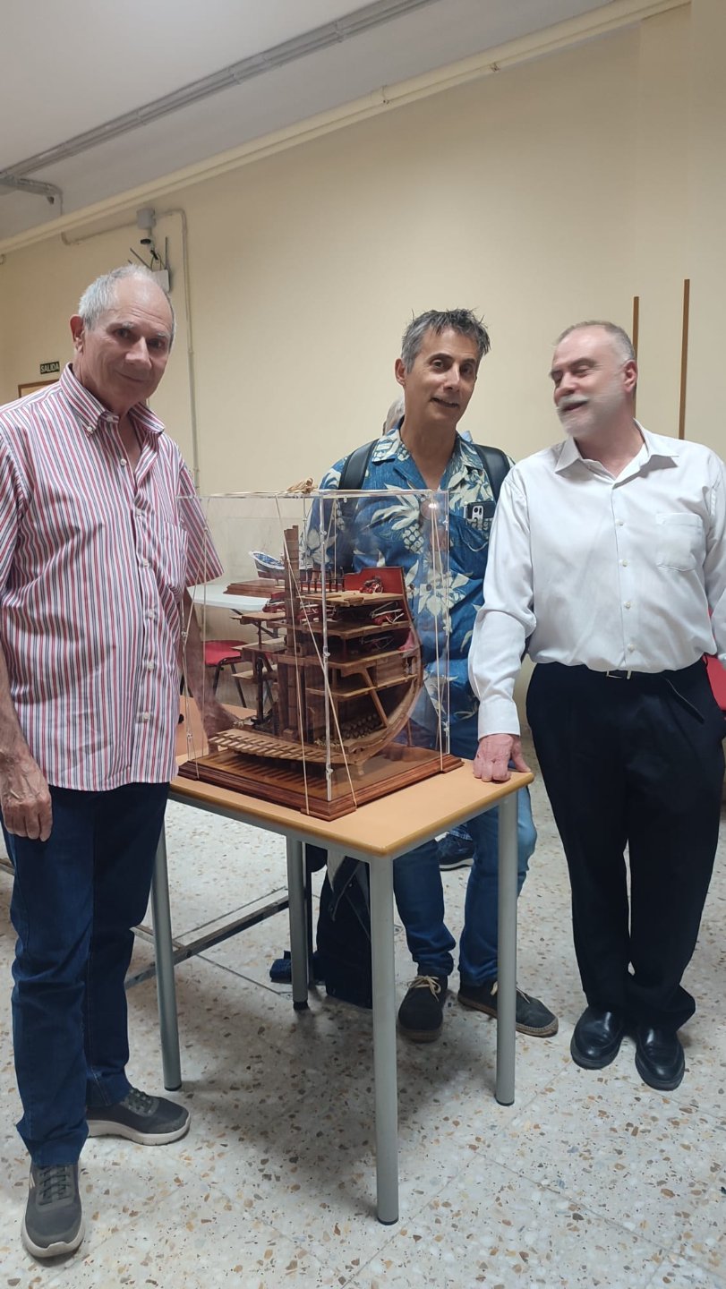 José Luis Collado con Isidro Rivera  presentan la extraordinaria sección central  a 1/48 de su - Navío de 68 Cañones - en construcción.