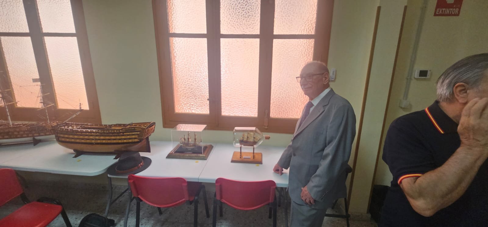 Juan Rodríguez presenta su magnifico modelo en botella   el navío Montañés