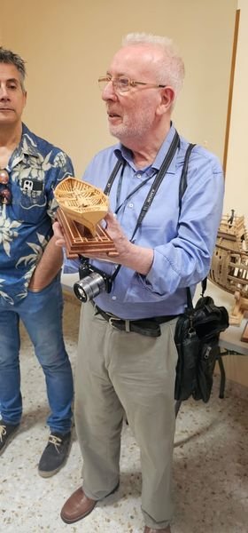 José Rodríguez como ya nos tiene acostumbrados, nos presenta un precioso modelo en tingladillo, donde se puede apreciar la delicadeza y finura en su forma de trabajar la madera, y todo lo que se le ponga por delante Bravo MAESTRO