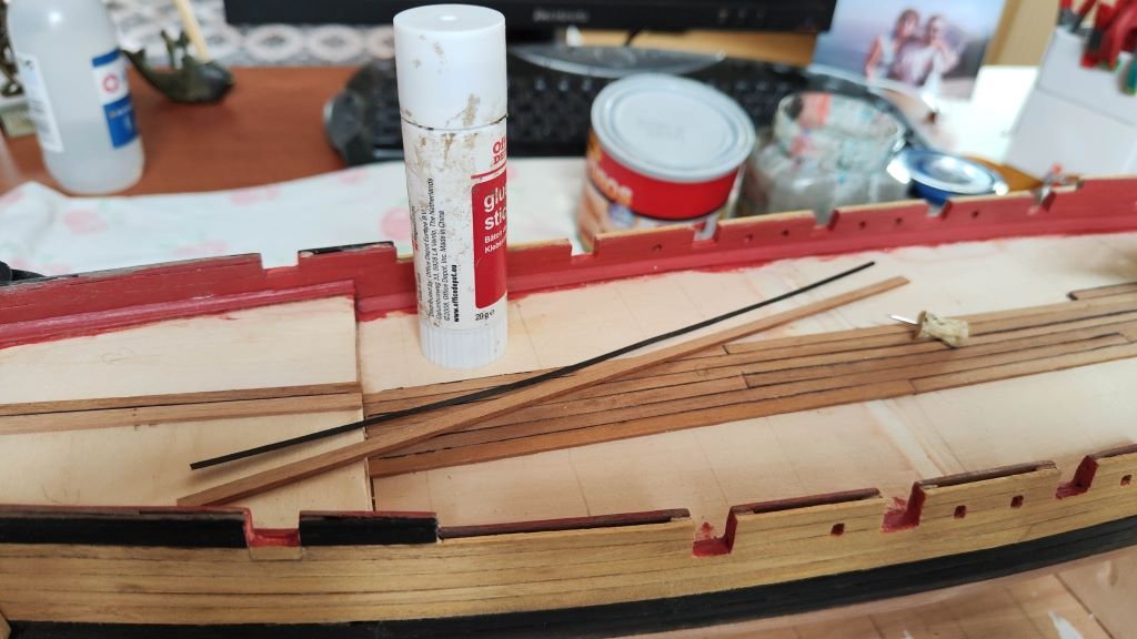 traca, tira de papel y pegamento