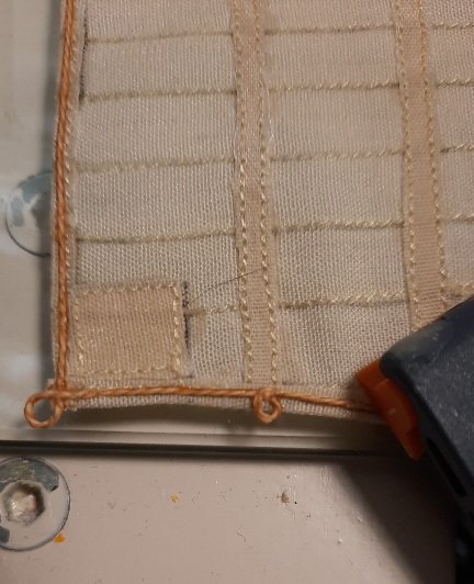 PEGADO DE LA RELINGA CON SUS GARRUCHOS.