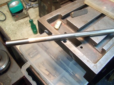 Para este caso utilizo un trozo de barra  calibrada de 12mm de acero plata, que es templable