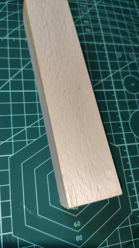 Madera de haya antes de convertirse en tablones para el muelle