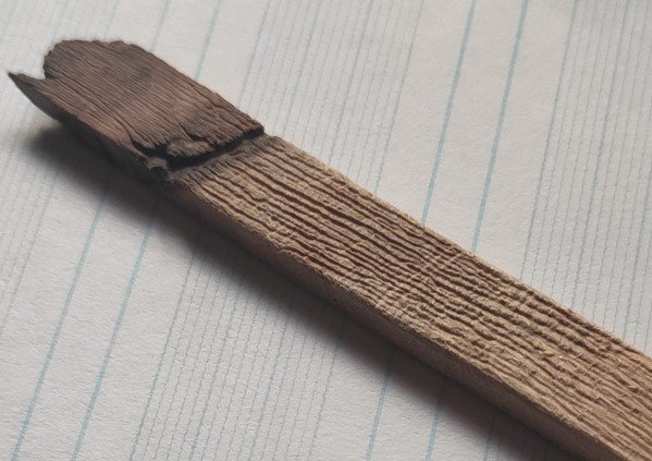 Tablón del muelle en haya. La idea era darle la sensación de viejo y desgastado por el uso y las inclemencias del tiempo y los embates del mar