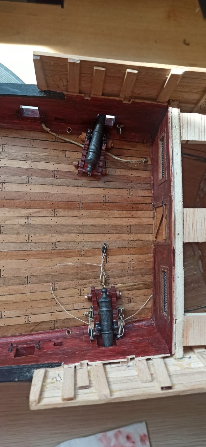 Rebaje el forro interior para apoyar los baos, como se ve en la foto