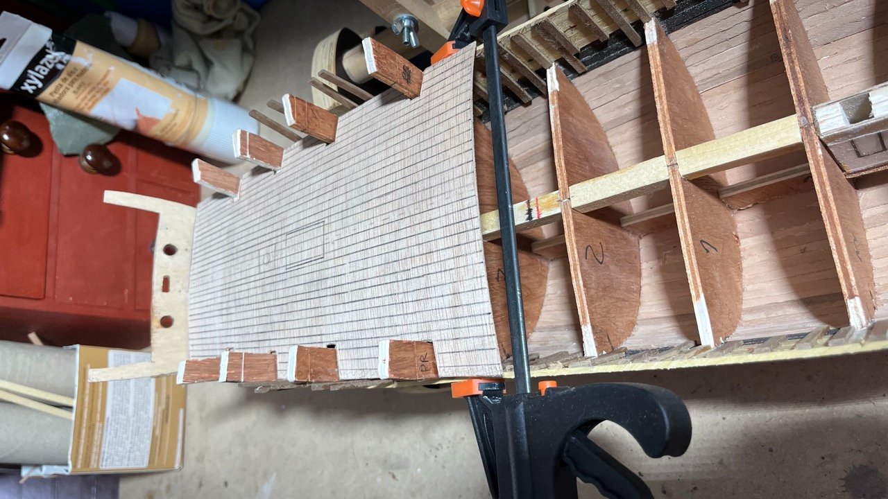 Cubierta pasada a madera de 1 mm como en el combés
