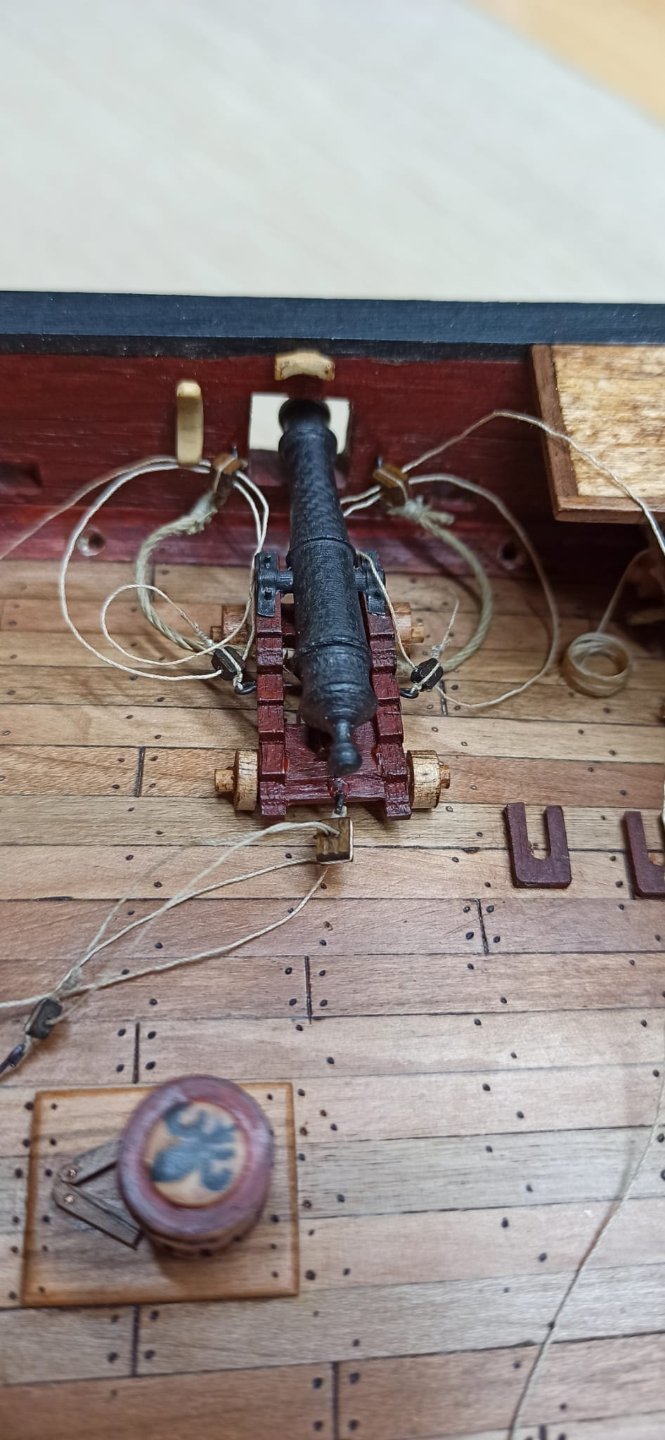 luego introduzco los ejes de los cáncamos en los agujeros practicados, y gota de ciano por la parte exterior, primero la braga o braguero, y luego los cuadernales, una vez colocados todos, tenso la miobra anudo el cabo sobrante y gota ciano