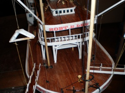 El tope de las cubierta superior con los postes de las pasarelas nos sirve de primer anclaje entre los dos cuerpos del barco