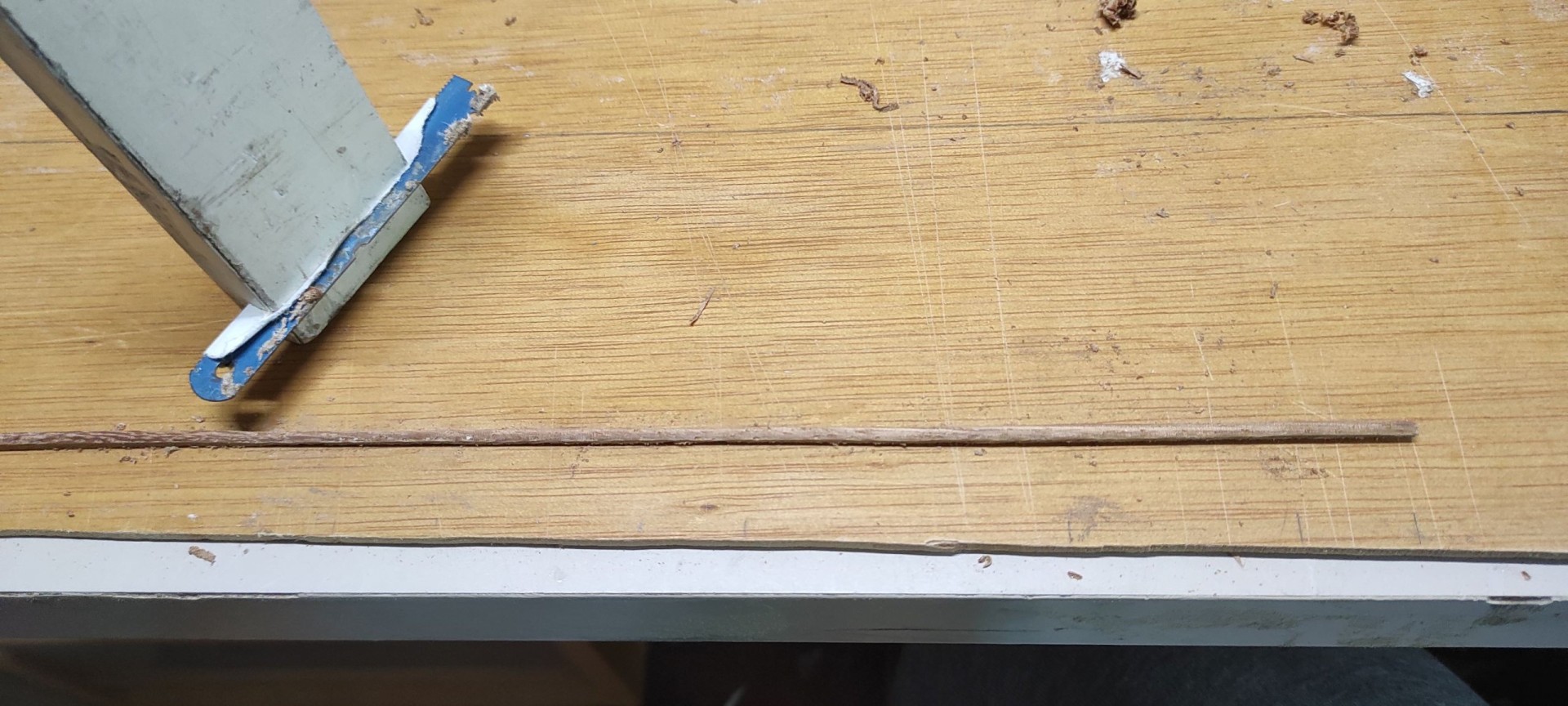 El raspador, con le perfil de la moldura que deseamos